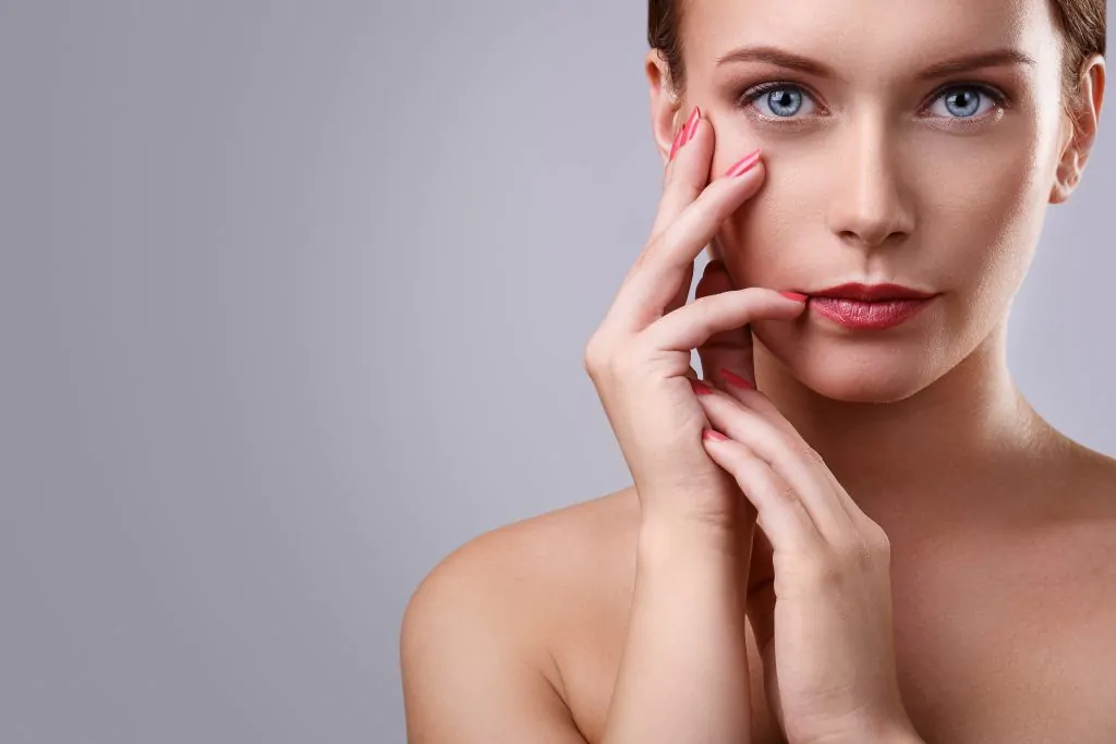 mulher com a mão no rosto para melhorar o olhar